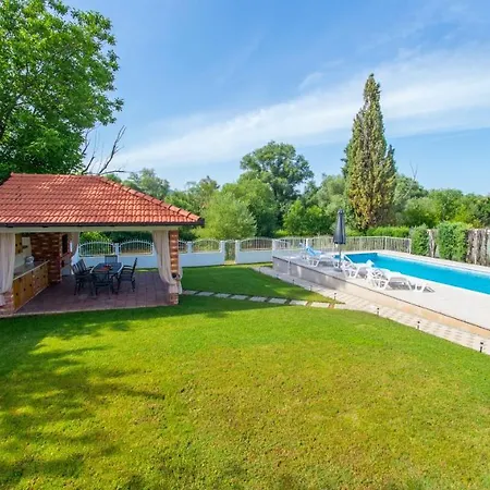 Zlatar Next To Buna River Nyaraló