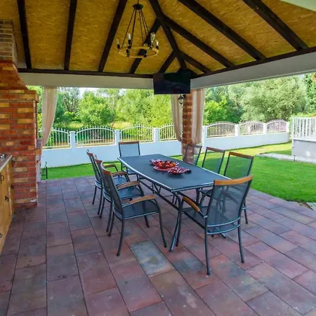 Nyaraló Zlatar Next To Buna River